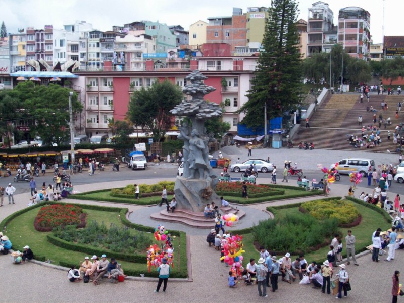 Dalat street seen from the rooftop of Dalat market - See Dalat from Above